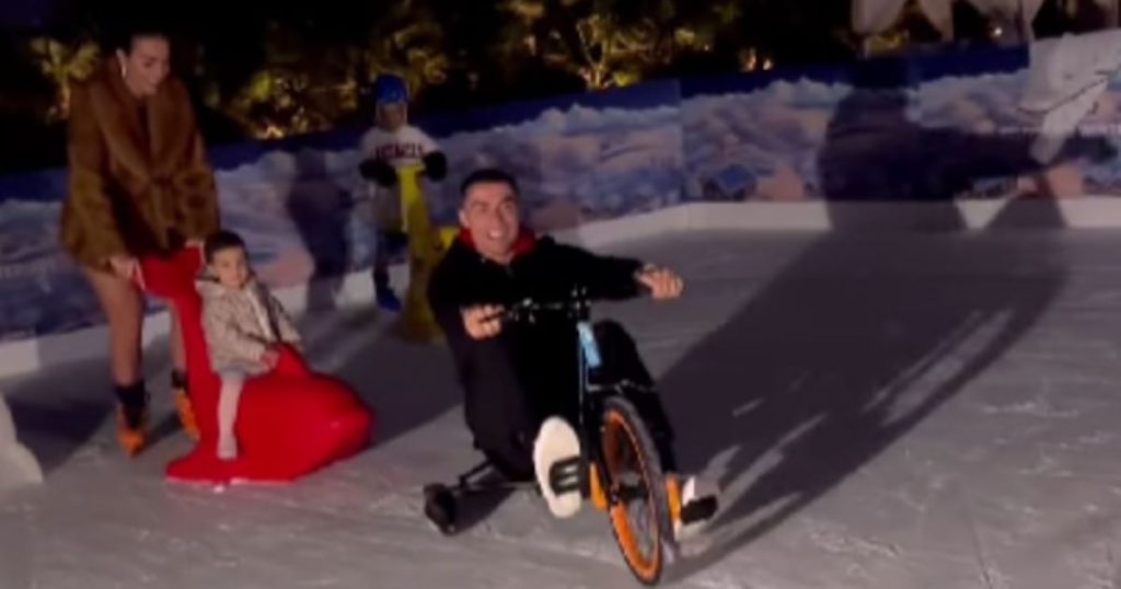 ŠTA RADI RONALDO KAD NE IGRA FUDBAL? Dobro se zabavlja sa decom i vozi tricikl (VIDEO)