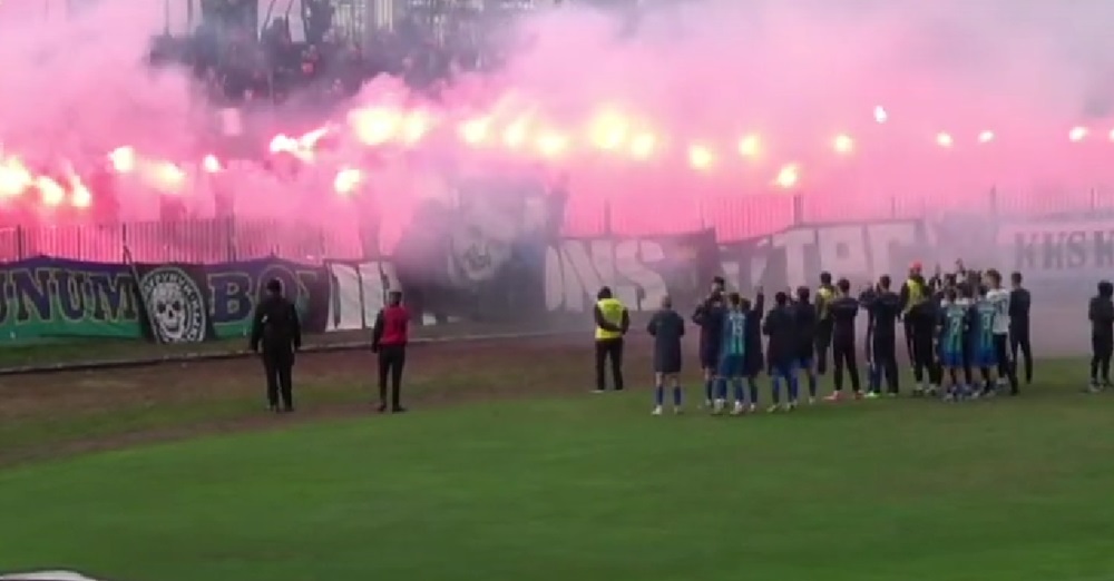 PREKID U ZEMUNU Domaći navijači skinuli šal sa gola, igrači Rada napustili teren (VIDEO)