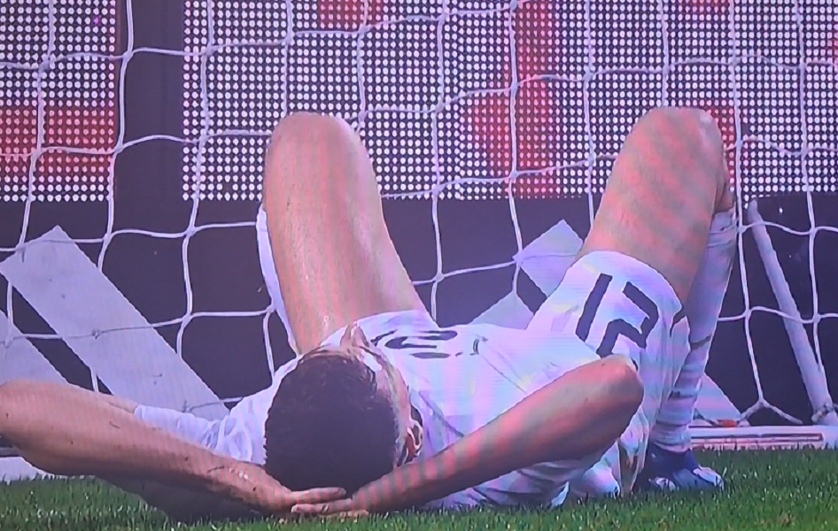 KAKVI MALERI! Srpski fudbaler na istom meču dva puta pogodio okvir gola… Neka se na tome nesreća i zaustavi (VIDEO)