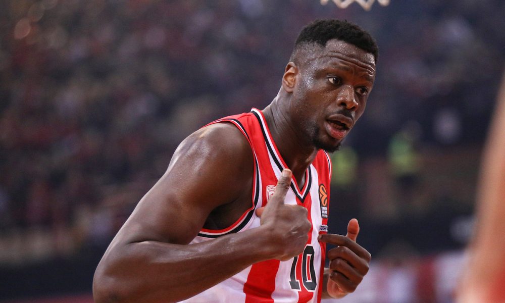 ZVEZDIN DŽELAT JEDVA DIŠE Gorostasni centar Olimpijakosa se borio za vazduh (VIDEO)