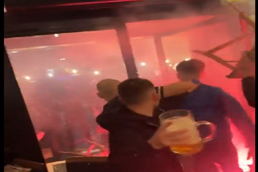 HAOS U PARIZU Žestok sukob navijača PSŽ-a i Njukasla! Letele baklje, stolice, čak i krigla sa pivom (VIDEO)