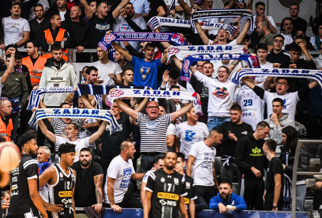 SKANDAL Aplaudirali Željku, pa razvili ustašku zastavu! Ovo sad već postaje normalno u Zadru (FOTO)