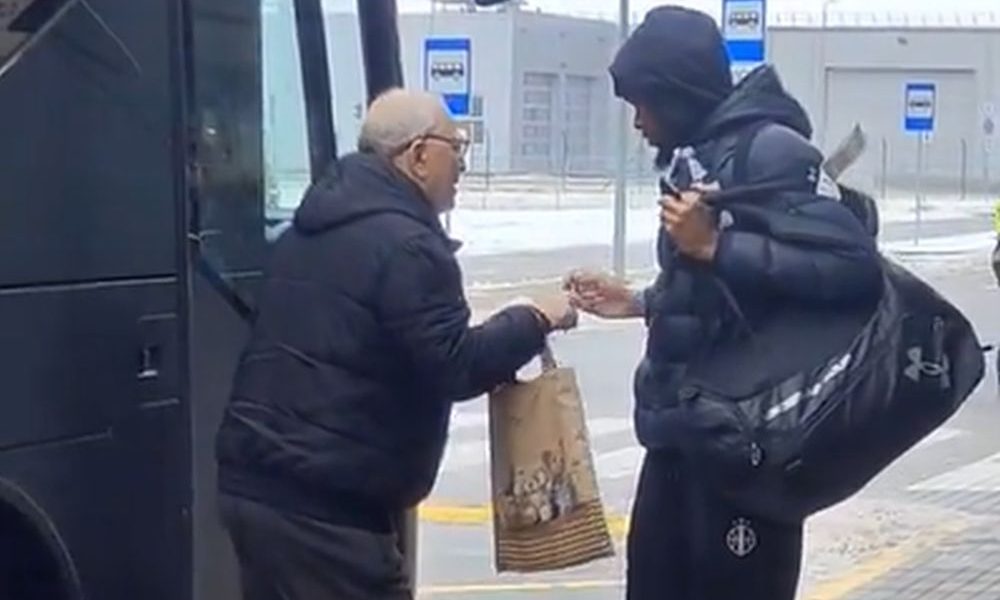 Partizan stigao u Litvaniju, a po kiši ih dočekao deka! Ono što je zatražio od igrača je iznenadilo mnoge (VIDEO)