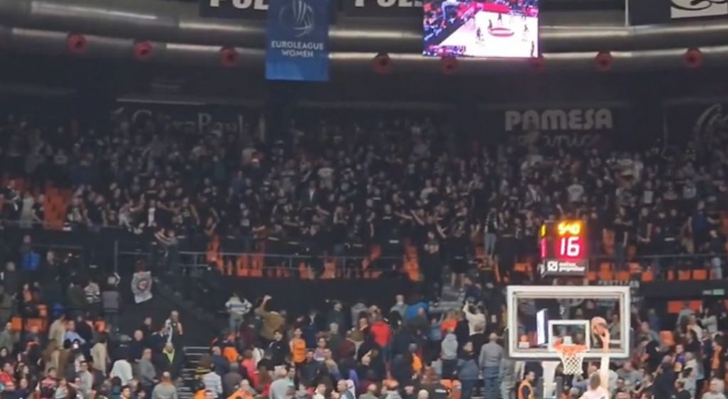 PREKID U VALENSIJI Španska policija tuče „grobare“! Veliki incident na utakmici Partizana! (VIDEO)