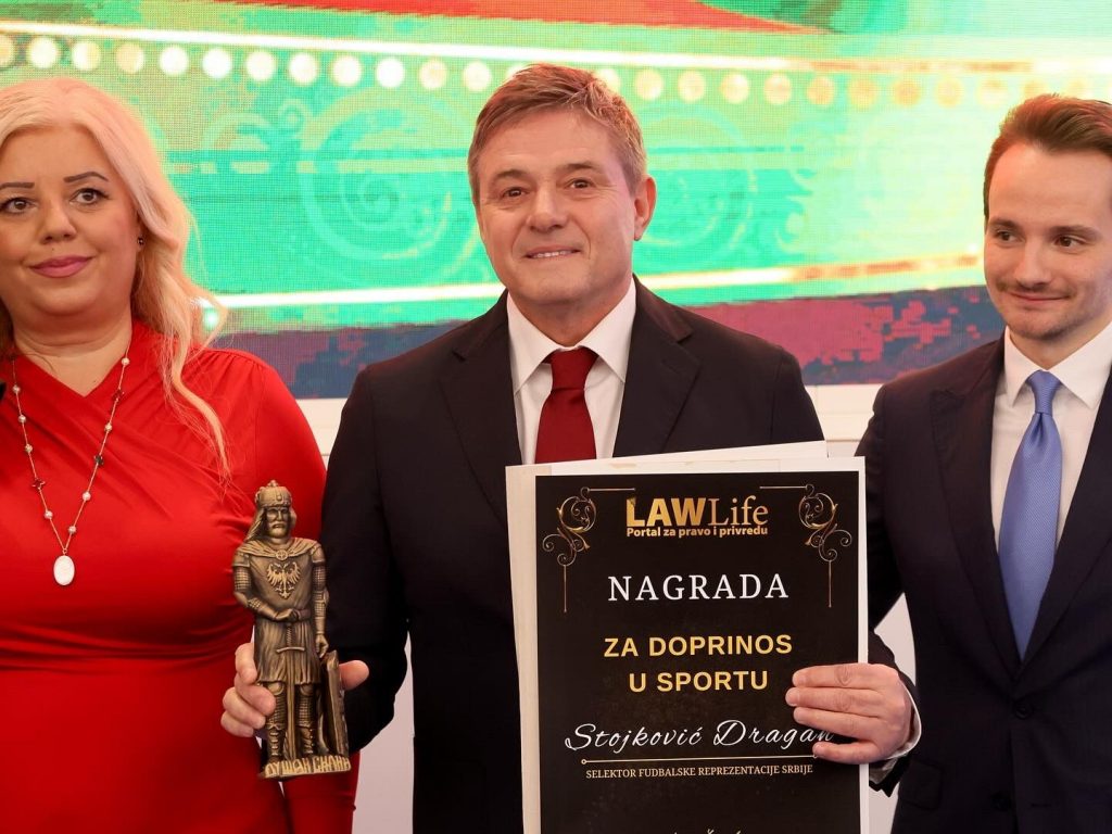 NOVA NAGRADA ZA PIKSIJA U njegovim rukama je statua Dušana Silnog