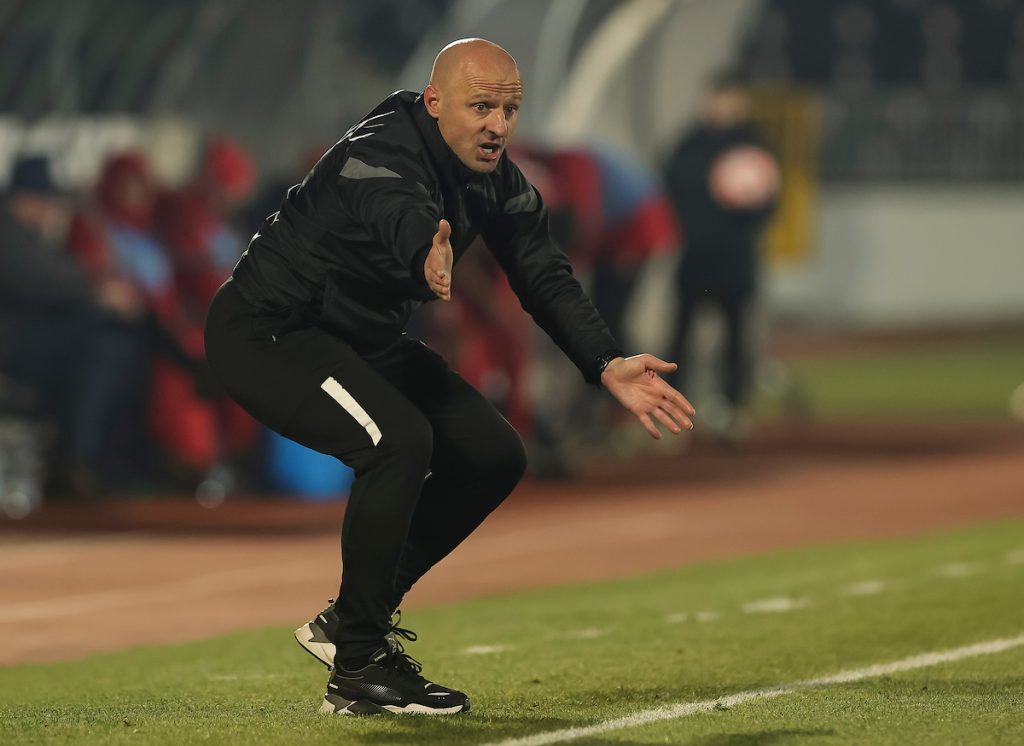 Ne vredi Duljaju da priča, mora više da se radi! Odbrana je „šuplja“, a jedan je igrač manje na terenu