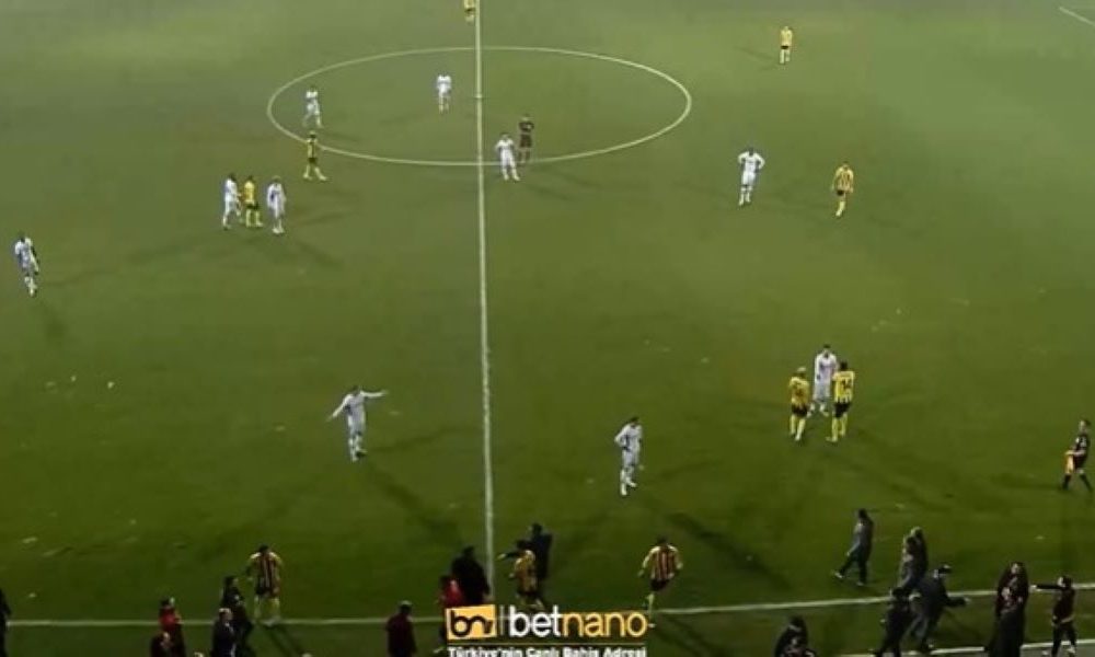 OPET HAOS U TURSKOJ Predsednik kluba naredio igračima da napuste teren! Jedan ga molio da to ne učini (VIDEO)