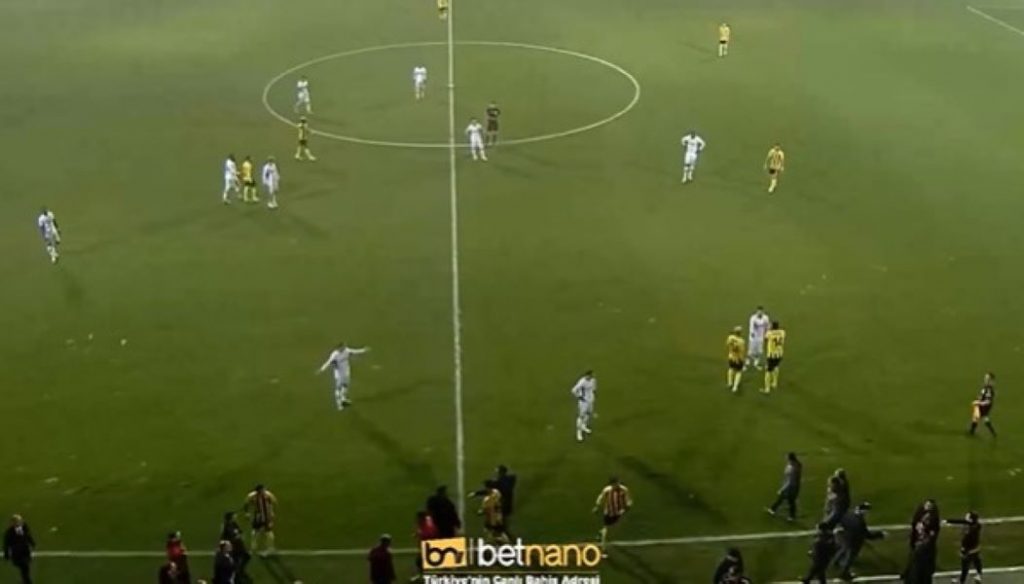 OPET HAOS U TURSKOJ Predsednik kluba naredio igračima da napuste teren! Jedan ga molio da to ne učini (VIDEO)