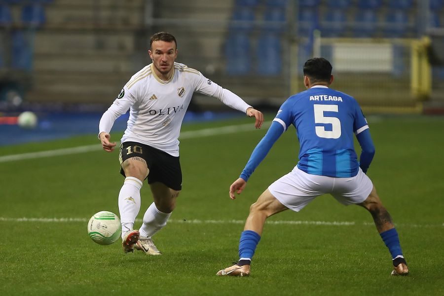 NE POMAŽE NI IGRAČ VIŠE Čukarički se porazom oprostio od Evrope iako je Genk od 33. minuta igrao sa desetoricom (VIDEO)