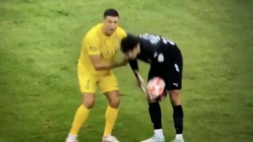 RONALDO POKUŠAO DA ZAUSTAVI UTAKMICU Šokirao ga poništeni gol – da li je bio u pravu? (VIDEO)