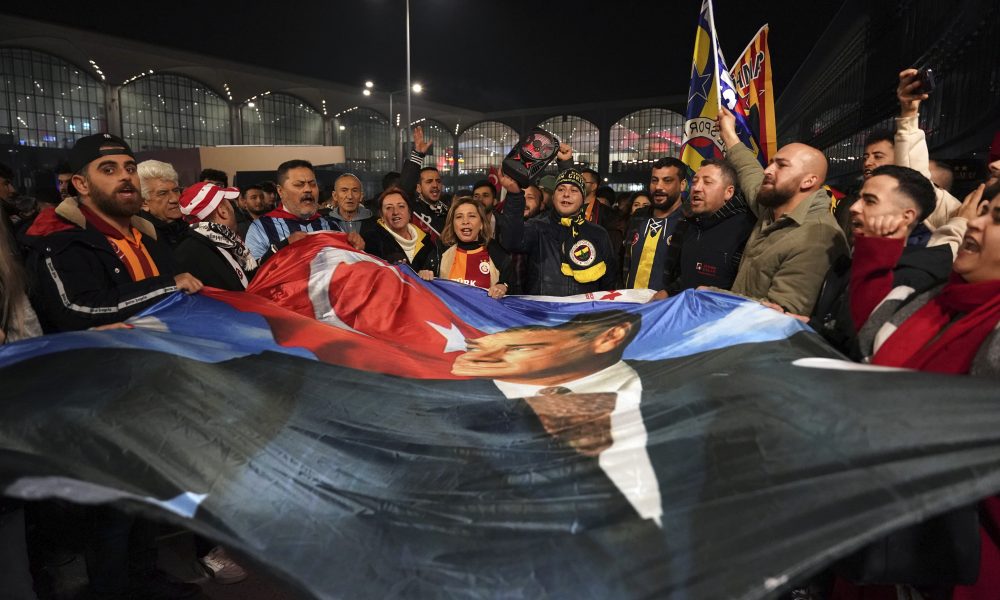 DESILO SE ČUDO Najveći neprijatelji u svetu fudbala se složili! Evo zbog čega su navijači Fenera i Galate zajedno na aerodromu (FOTO/VIDEO)