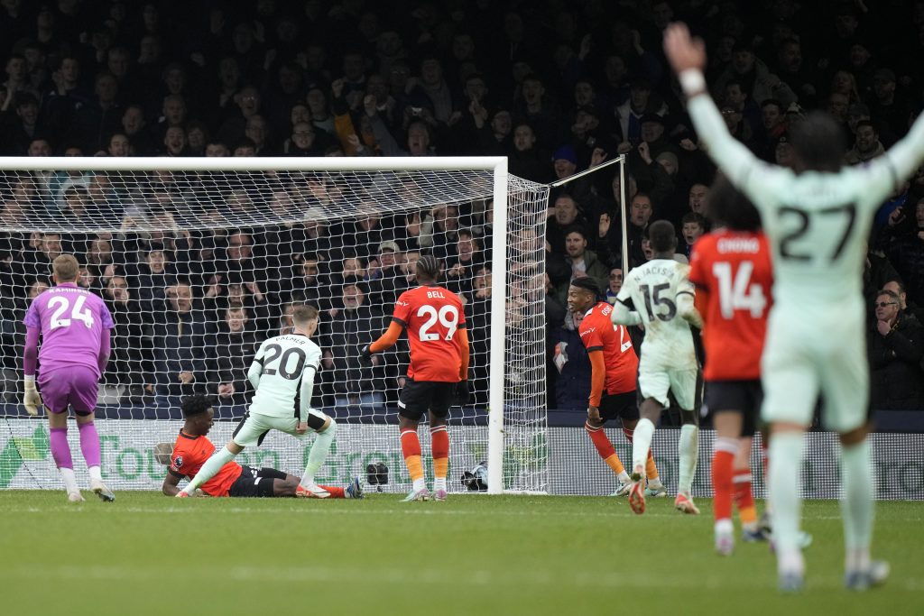 ČELSI UMALO ISPUSTIO POBEDU Luton ozbiljno pretio, Petrović ponovo na visini zadatka (VIDEO)