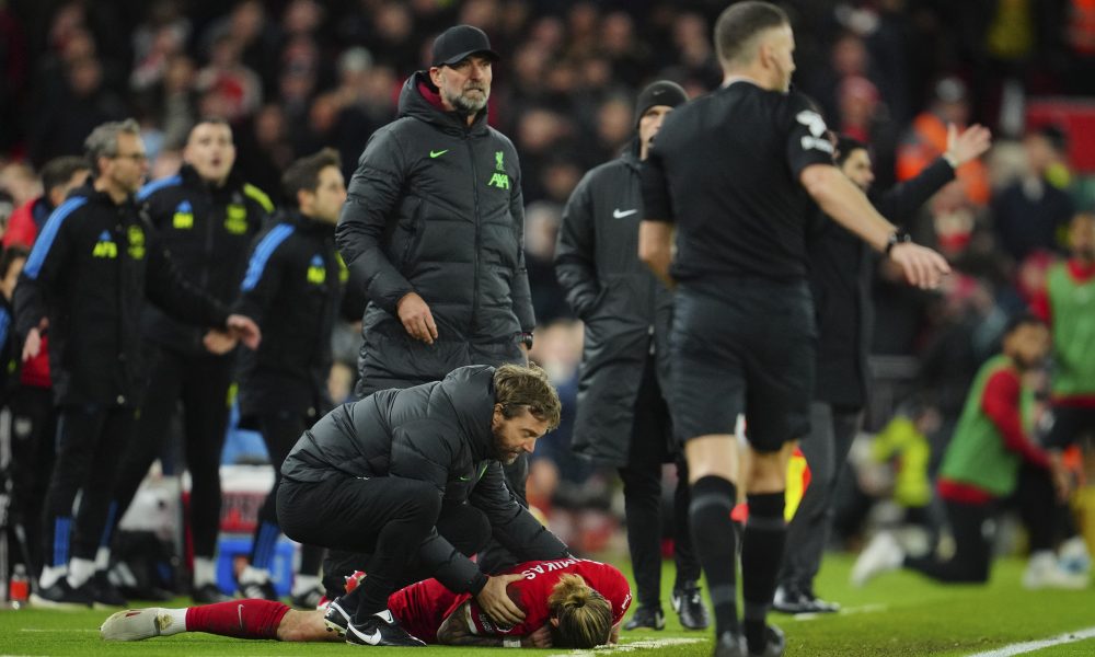 BIZARNO DA BIZARNIJE NE MOŽE DA BUDE Trener sopstvenom igraču slomio ključnu kost, ovaj mu prethodno uklizao! (VIDEO)