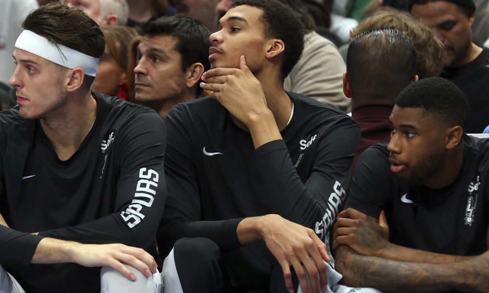 BIZARNO! Kakav peh… Vembanjamu povredio radnik Dalasa na zagrevanju (VIDEO)