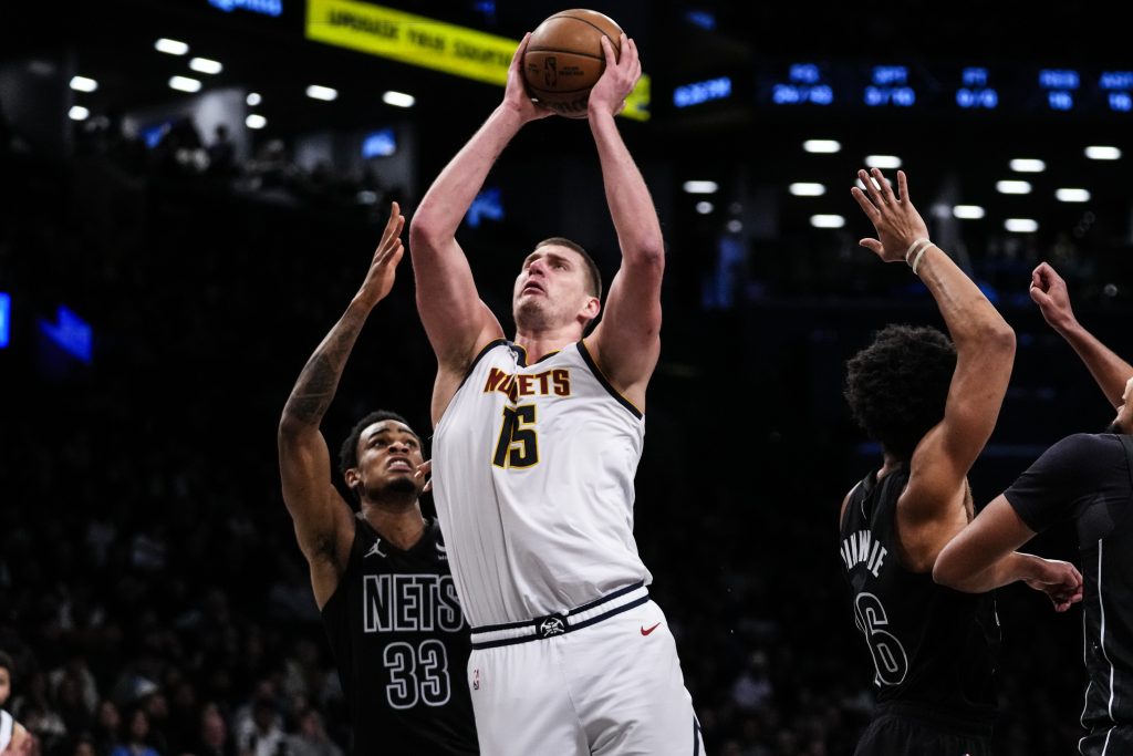 PRETUKLI GA I NIKOM NIŠTA Jokić doslovno iskrvario za pobedu Denvera! Jeziv prizor, a izveo je samo pet slobodnih bacanja! (FOTO/VIDEO)