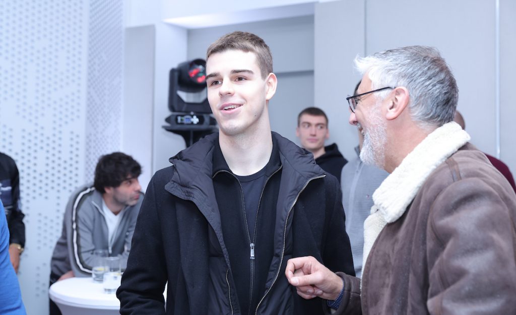 ZAGOLICAO MAŠTU „DELIJAMA“ Mladi NBA igrač prokomentarisao povratak Topića u Zvezdu, pa dobio poruku da se ne igra sa srcem (FOTO)