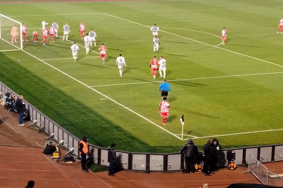 HAOS U 24. MINUTU „Grobari“ petardama gađali Hvanga, jedva je izveo korner (VIDEO)