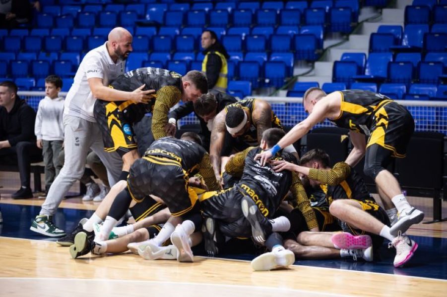 KAKAV MEČ U PODGORICI! Domaćin na početku poslednje četvrtine imao 19 poena viška, gost slavio uz zvuk sirene!