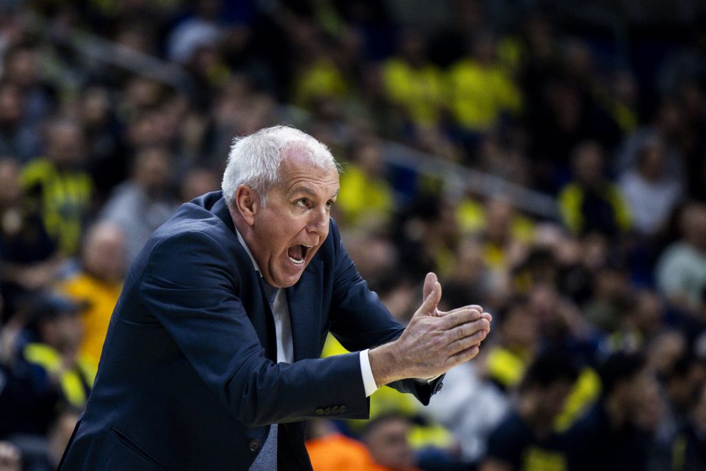 TOPAO DOČEK Pogledajte kako su navijači Fenerbahčea pozdravili Obradovića (VIDEO)