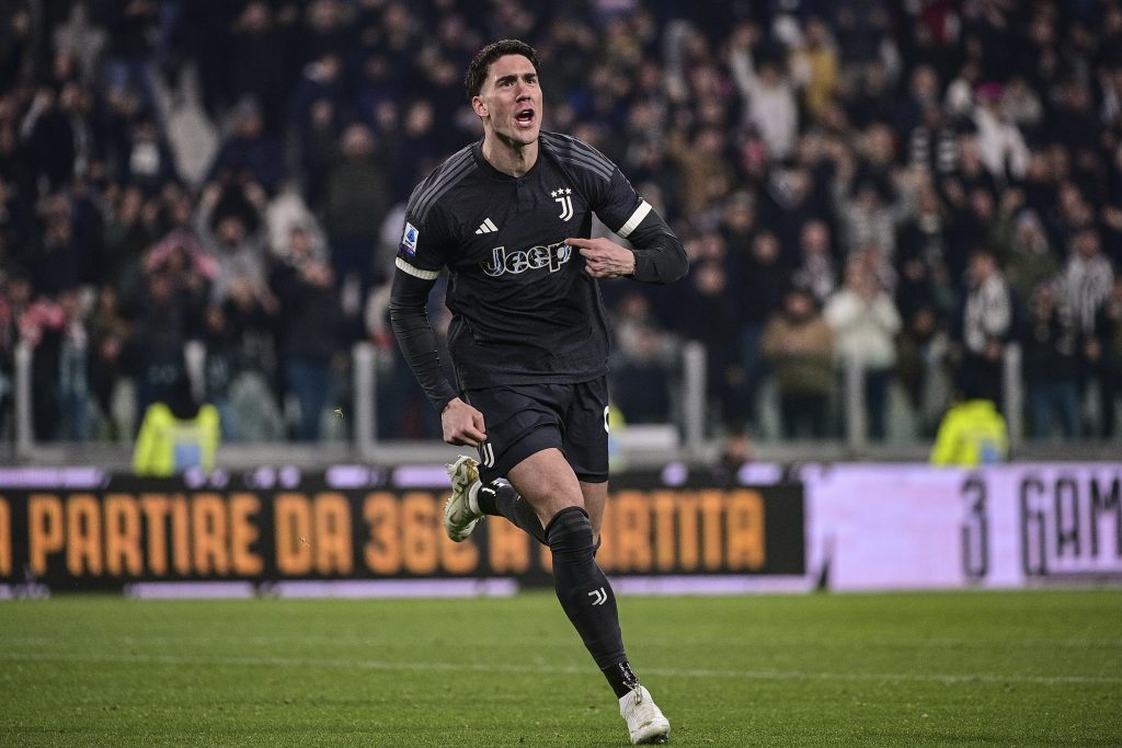 NAVIJAČI MU VERUJU VIŠE OD ALEGRIJA Vlahović četvrti put izabran za najboljeg fudbalera meseca (FOTO)