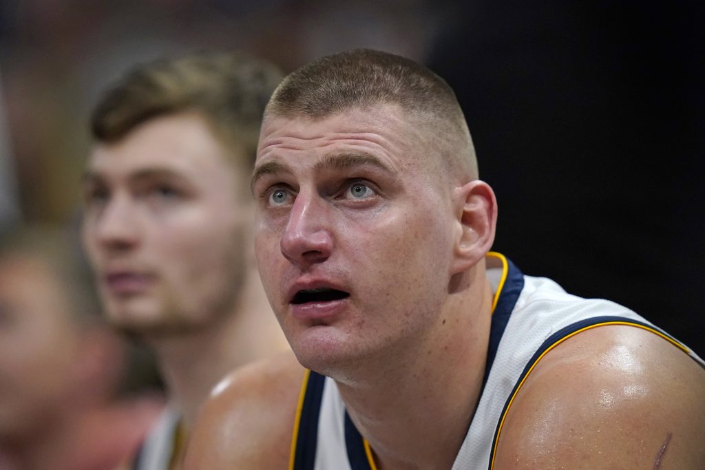 IMA LI IKO DA MU JOKIĆ NE SMETA? Karmelo Entoni potkačio Denver i srpskog košarkaša (VIDEO)
