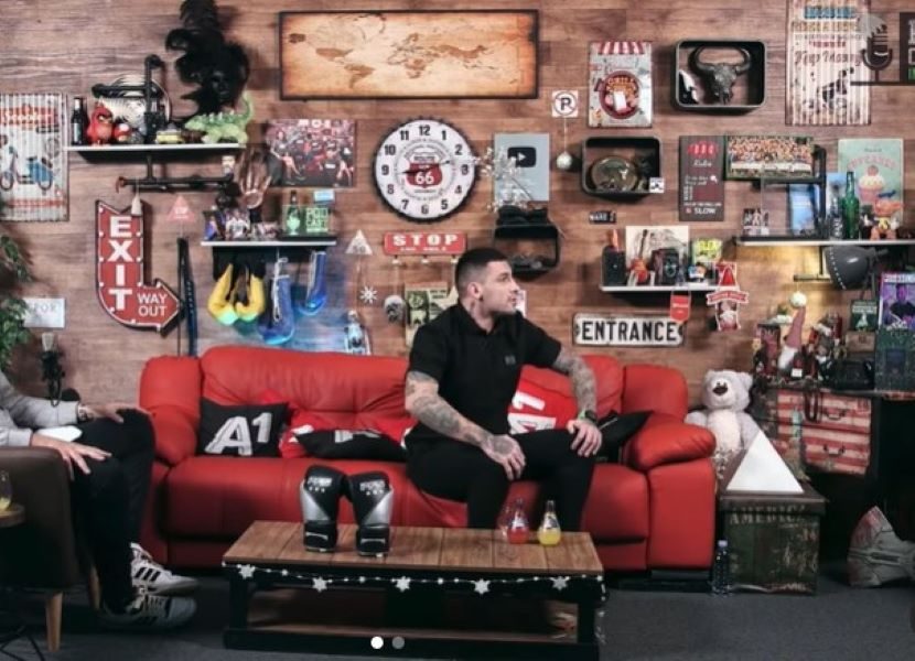 MOMCI, KAKAV PROBLEM IMATE SA MNOM? Frka u Studiju! Sedmorica upala dok je srpski MMA borac davao intervju (VIDEO)