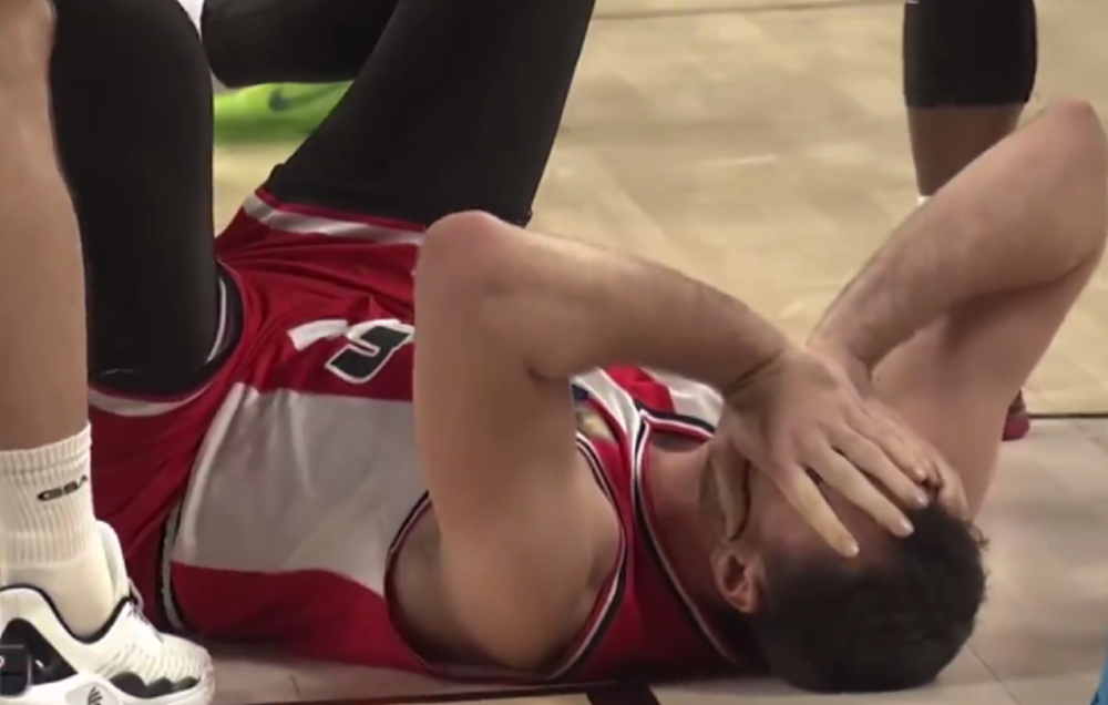 KAKVA NESREĆA Milutinov se povredio na najbizarniji način u grčkom derbiju (VIDEO)