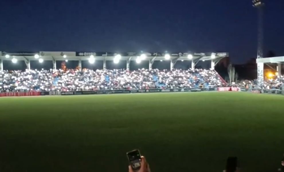 Prekinuta utakmica u Španiji zbog nestanka struje, navijači se lepo zabavljaju (VIDEO)