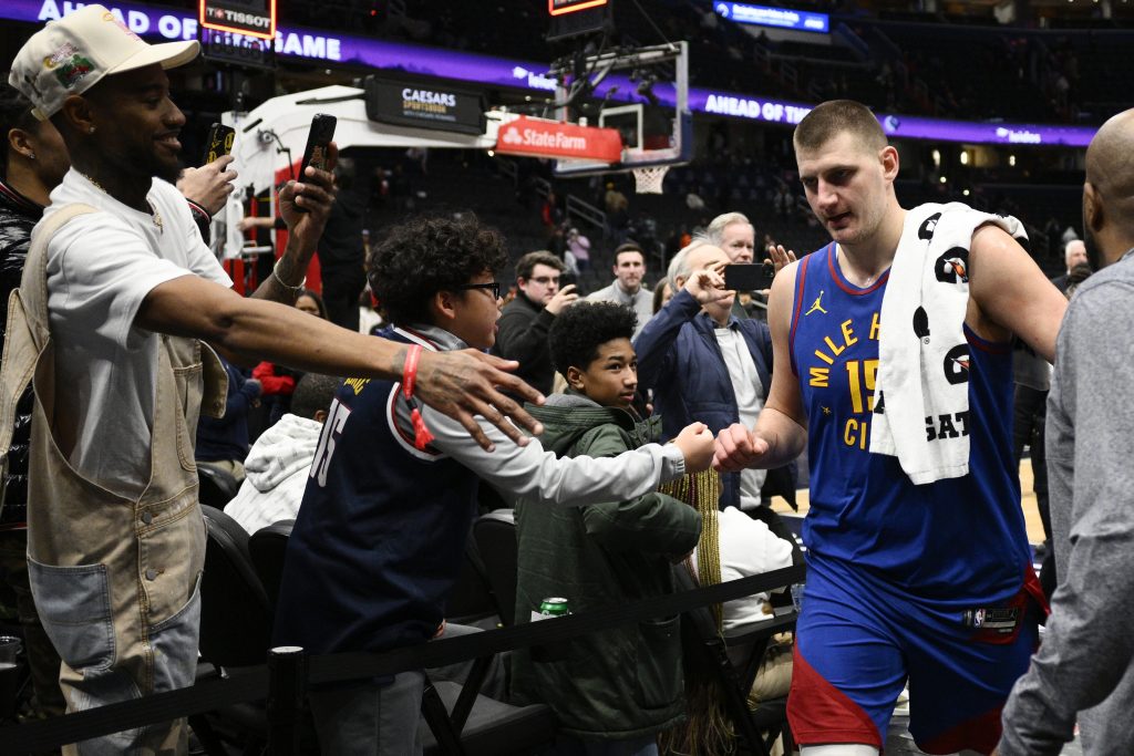 PRESTONICA AMERIKE JE VIDELA ČAROBNJAKA Jokić ubacio 42 poena, aplaudirali mu i navijači Vašingtona! Sve je lakše kad su njih dve na tribinama