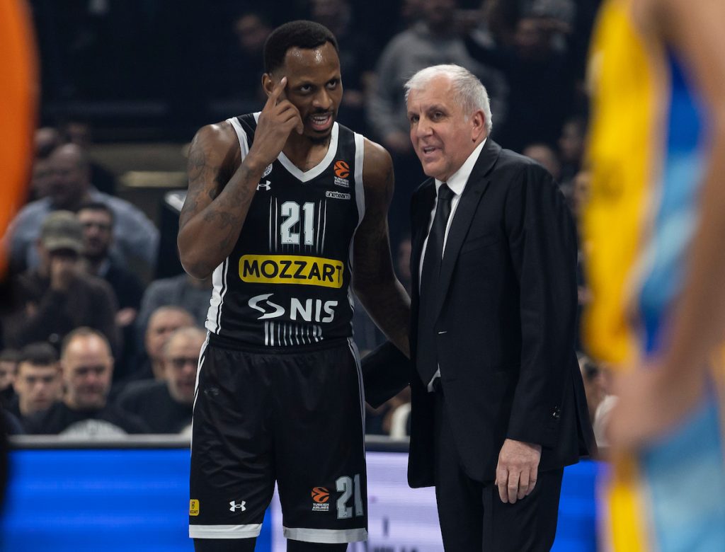 ŽELJKO OBRADOVIĆ POTVRDIO Košarkašu Partizana pozlilo u avionu, hitna pomoć ga čekala na aerodromu!