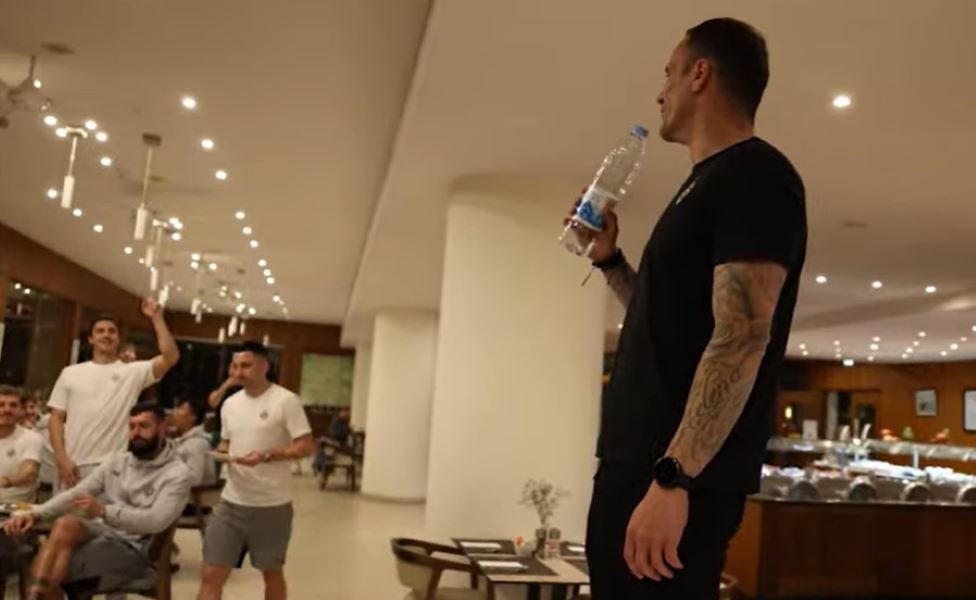 TRADICIJA SE NASTAVLJA Partizanove novajlije pevale na pripremama (VIDEO)