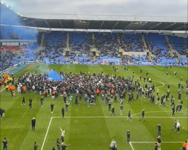 KO KAŽE DA JE ZABRANJENO? Navijači u Engleskoj upali na teren! Svega im je preko glave, ali nešto su zaboravili… Klub je pred ozbiljnom kaznom (VIDEO)