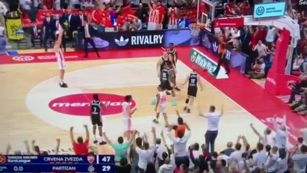 TEODOSIĆ POSLAO PUBLIKU U DELIRIJUM Trojka uz zvuk sirene za kraj poluvremena (VIDEO)