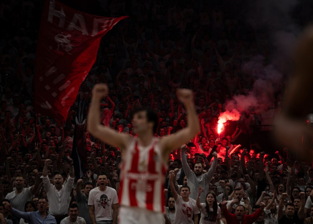 NOVAC NE SME DA IMA PREDNOST U ODNOSU NA STRAST Američki biznismen oduševljen atmosferom na derbiju (VIDEO)