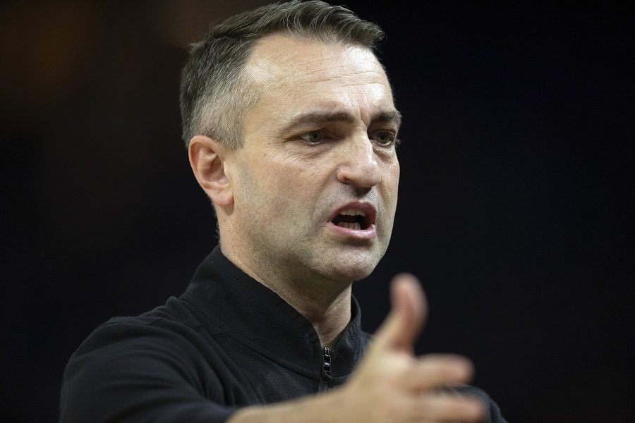 Rajaković besan posle poraza od Lejkersa: Ovo je kompletno s**nje! Dajte im odmah pobedu da ne dolazimo (VIDEO)