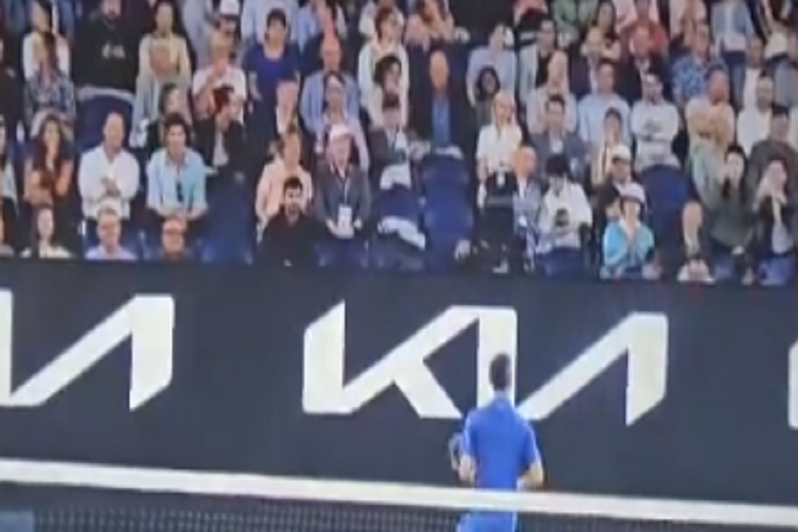 SRAMNA PROVOKACIJA Novak krenuo da servira, a onda mu je jedan navijač dobacio… (VIDEO)