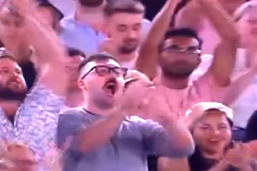 SRAMOTA Njemu nije mesto na teniskim mečevima! Pogledajte šta je hrvatski navijač pokazivao Đokoviću (VIDEO)