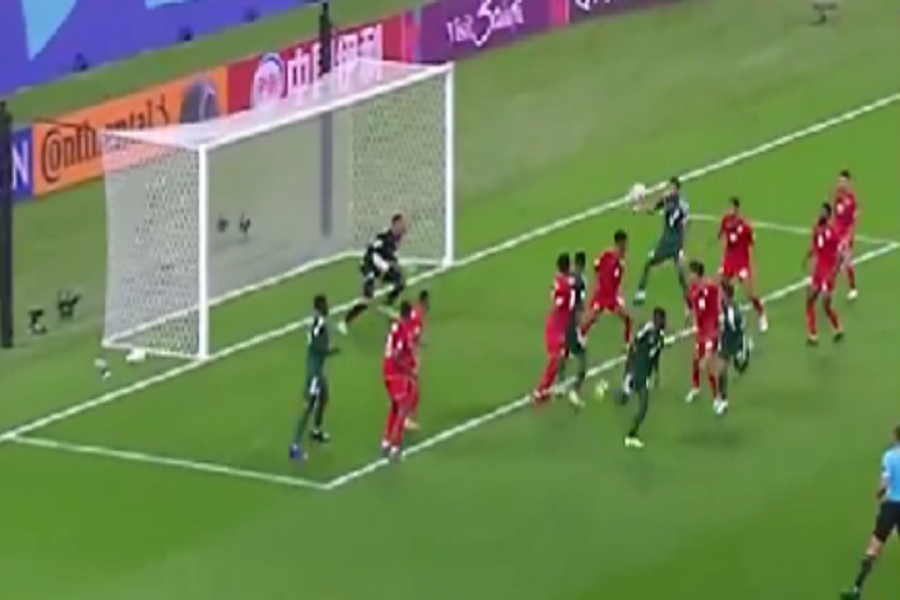 SUDIJA, ZNAŠ LI ŠTA RADIŠ? Glavni arbitar napravio haos na Kupu Azije! Priznao gol, a svirao ofsajd (VIDEO)