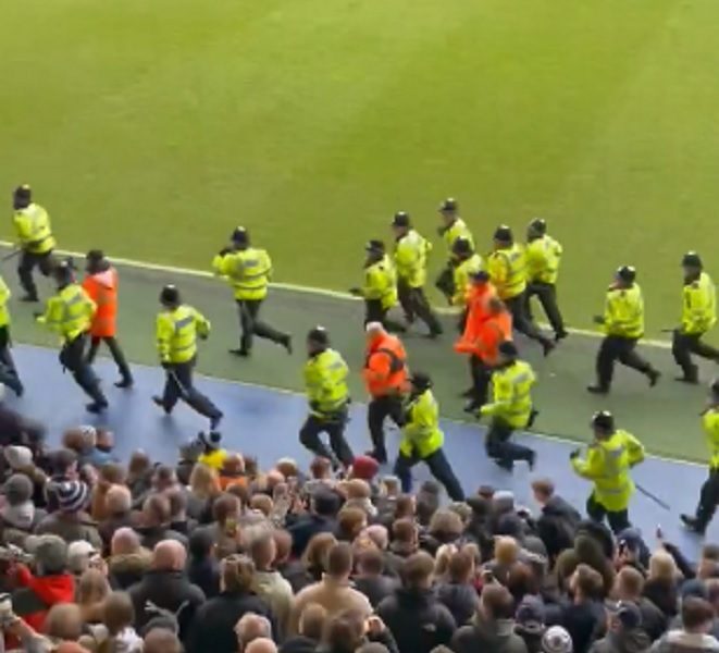 HAOS NA OSTRVU Navijači upali na teren, reagovala policija (VIDEO)