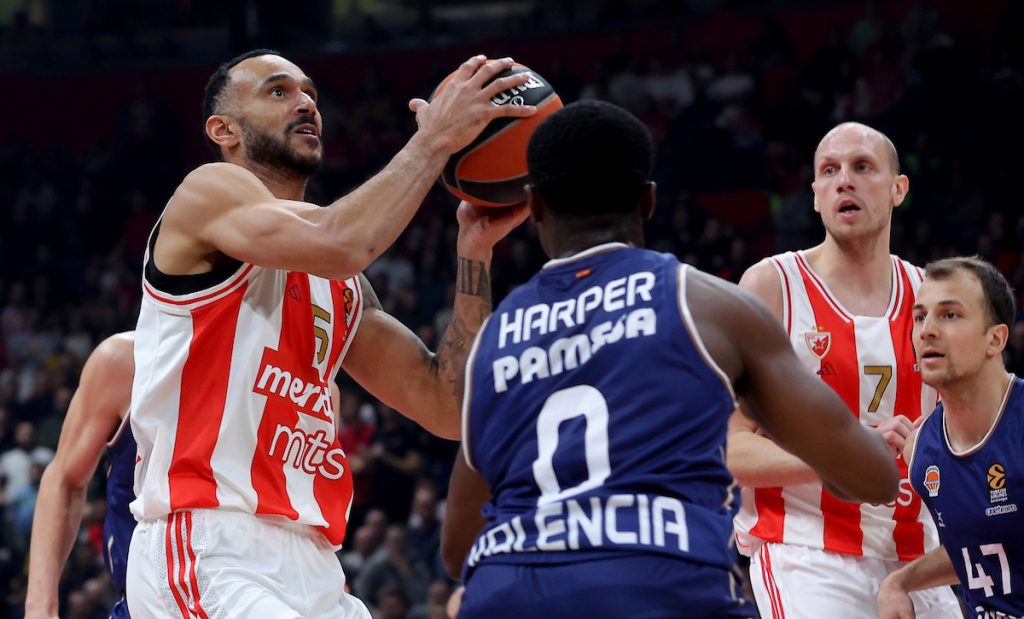 POLUVREME Razigrana Zvezda ima „+9“ na pauzi protiv Valensije  (VIDEO)