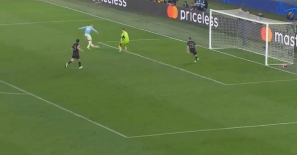 I OVO SE DEŠAVA U LIGI ŠAMPIONA Fudbaler Lacija se obrukao! Nije iskoristio čist zicer (VIDEO)