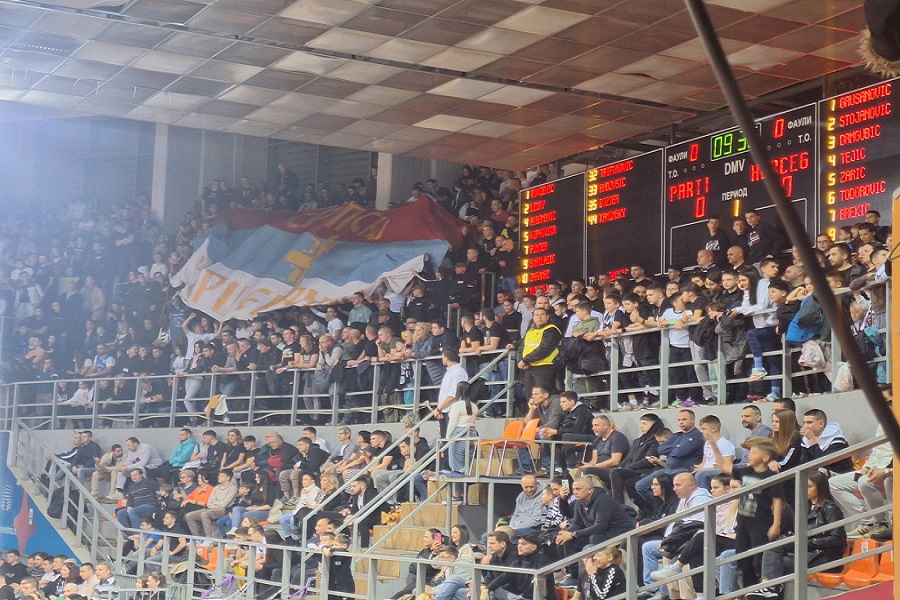 SPEKTAKL U „ČAIRU“ „Grobari“ su ispunili dvoranu, ali ni Hercegovac nije sam (FOTO/VIDEO)