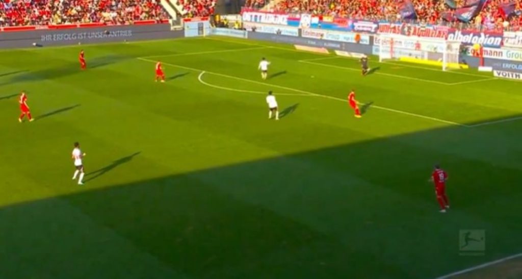 KOMEDIJA U BUNDESLIGI Ajntraht poveo posle autogola kakav viđamo samo u nižim ligama (VIDEO)