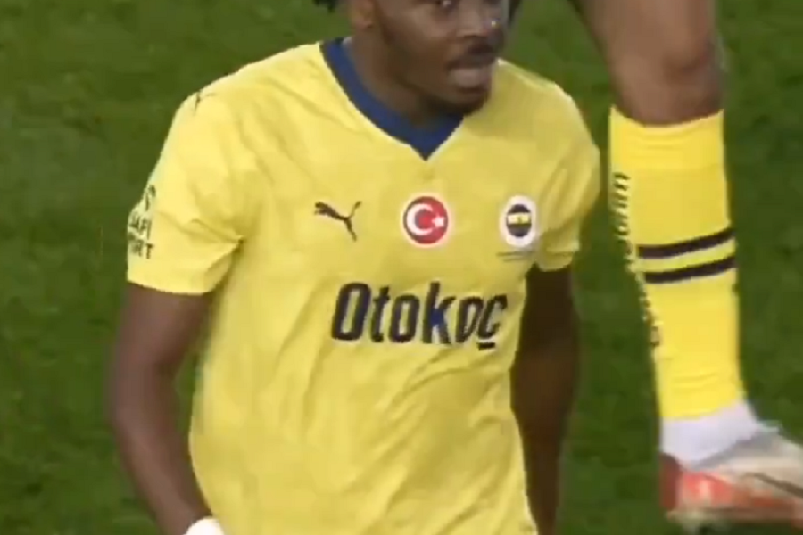 RATNIK Desni bek Fenerbahčea kao MMA borac slagao huligane Trabzona! Dočekan kao heroj (VIDEO)