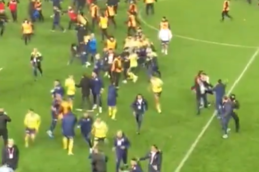 HAOS U TURSKOJ Posle trijumfa Fenera usledio je stampedo! Tadićev saigrač patosirao navijača (VIDEO)