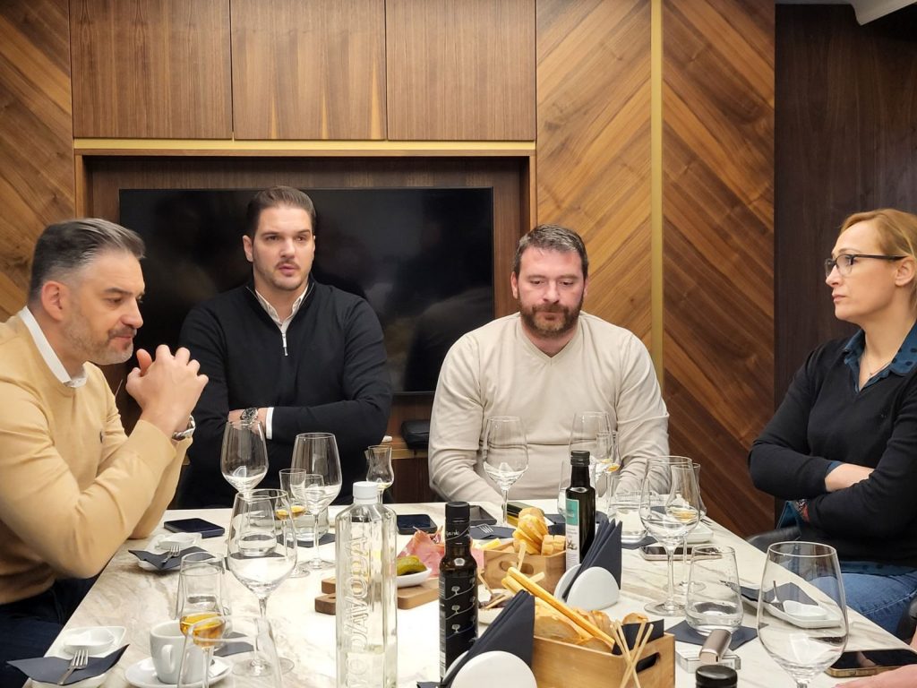 OSVAJAČI MEDALJA OSNOVALI SRPSKI RUKOMETNI SAVET Manojlović: Želimo da naše znanje besplatno stavimo našem sportu na korišćenje! Na leto – veliki događaj (VIDEO)