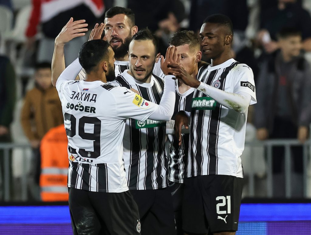 EVO GDE TREBA DA SE ŠUTIRA Muftija delio savete fudbaleru Partizana pred derbi (FOTO)