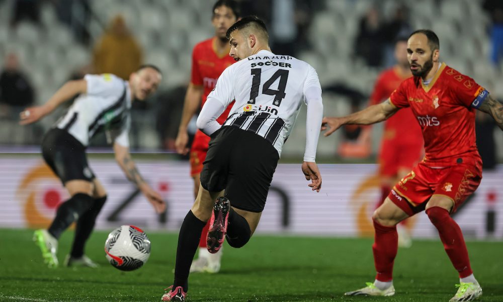 OPSADA GOLA NAPRETKA Pucaju stative i prečke, lopta neće u gol (VIDEO)