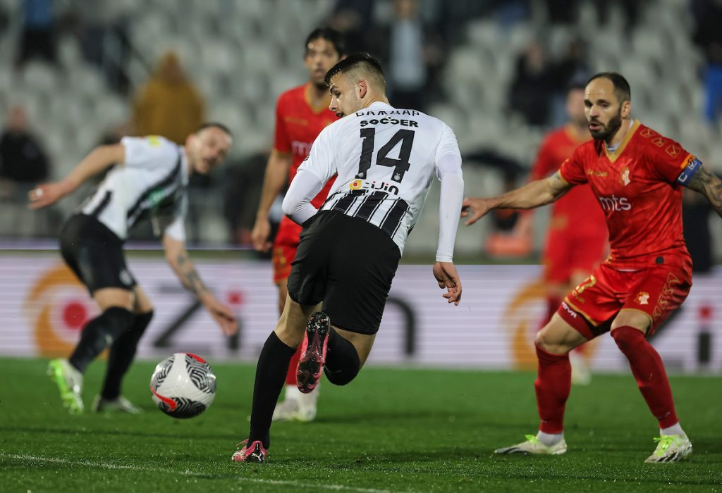 OPSADA GOLA NAPRETKA Pucaju stative i prečke, lopta neće u gol (VIDEO)