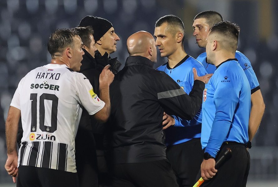 ZAKUVALO SE POSLE MEČA Duljaj u žestokoj raspravi sa sudijama, „grobari“ pretili arbitrima, pa skandirali treneru Partizana (VIDEO)